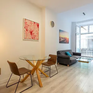 https://urbe10-plaza-de-la-constucion-premium-loft.hotelsinnerja.org